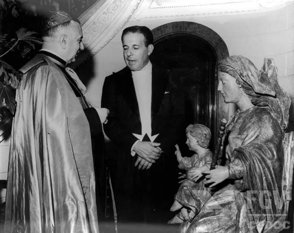 Entrega de la Virgen Morenata de los Papas