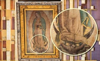 ¿Por qué la Virgen de Guadalupe parece tener “cuernos” debajo de ella? El verdadero significado