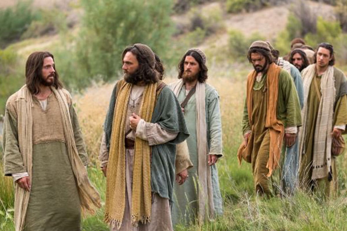 “Con el dinero tan lleno de injusticias háganse amigos que los reciban en el cielo”