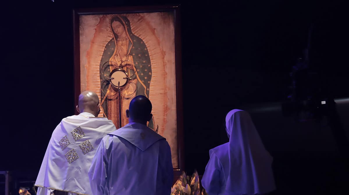 Momento de adoración en Cielo Abierto