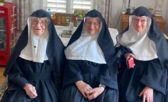 Estas monjas rebeldes huyeron de un hogar de ancianos para reactivar su convento