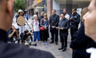 Obispo en EU acompaña a los migrantes mientras son deportados para que no se sientan solos