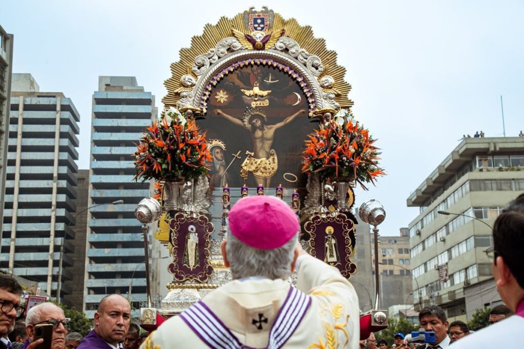 Celebración Sr Milagros en Perú