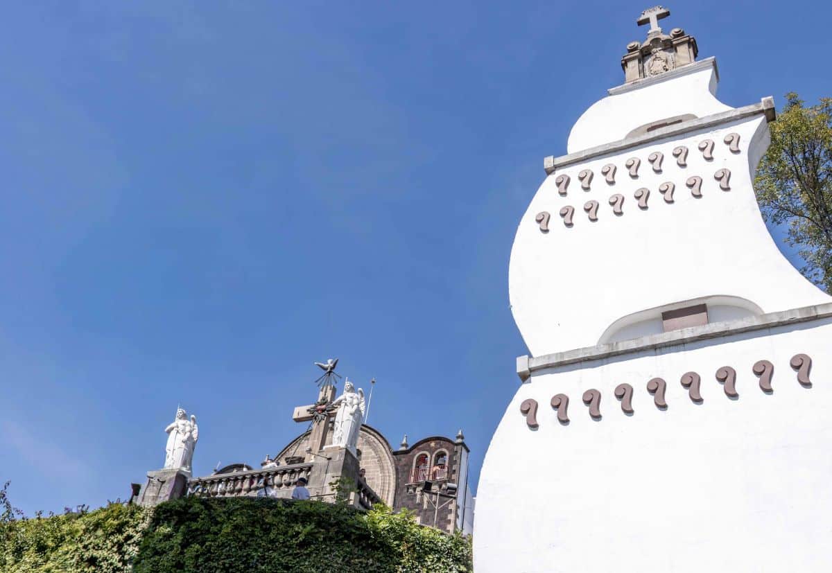 capilla del cerrito fachada y mástil