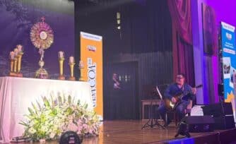 Del escenario a la adoración: Franco Escamilla abre su corazón y le canta a Jesús Eucaristía