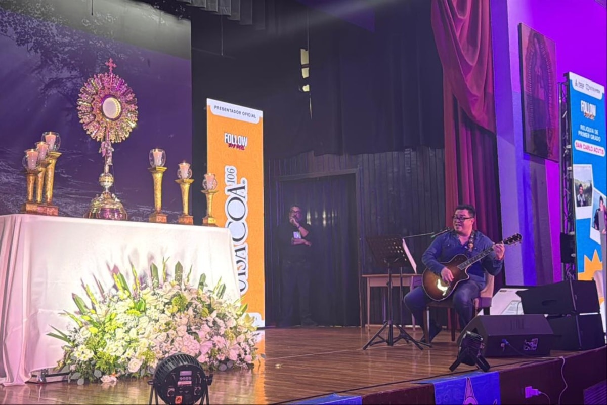 Del escenario a la adoración: Franco Escamilla abre su corazón y le canta a Jesús Eucaristía