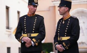 Entre un toque de modernidad y tradición, así lucen los nuevos uniformes de la Guardia Suiza
