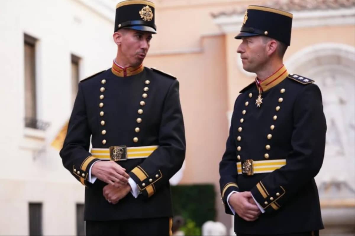 Entre un toque de modernidad y tradición, así lucen los nuevos uniformes de la Guardia Suiza