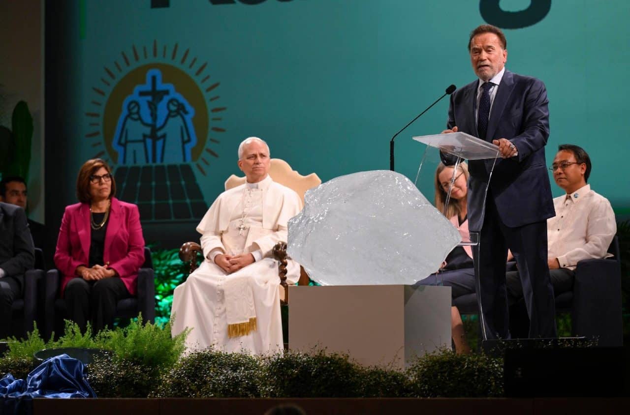 El Papa León XIV bendice un fragmento de hielo de más de 20,000 años de antigüedad. Foto: Vatican Media