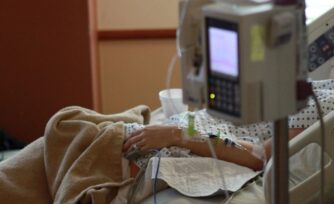 ¿Está bien desconectar a un familiar que está en coma o muerte cerebral?