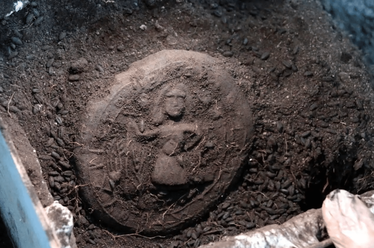 Así luce la figura de Cristo grabada en el pan de comunión de 1,300 años descubierto en Turquía
