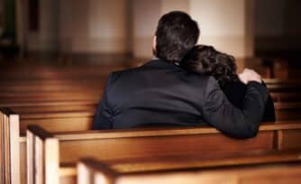 ¿Puedo regresar a la Iglesia si vivo con mi pareja sin estar casado?