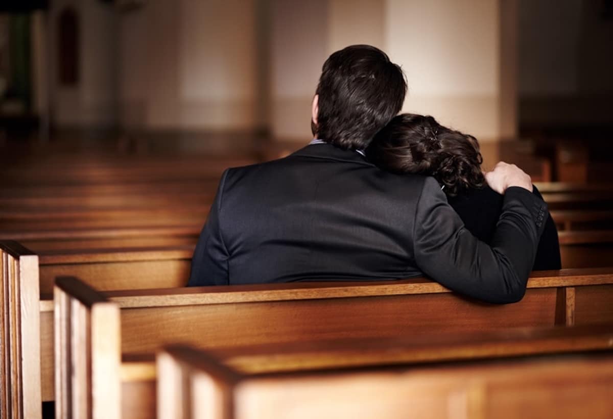 ¿Puedo regresar a la Iglesia si vivo con mi pareja sin estar casado?