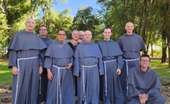 ¿Qué es un consagrado religioso y cuál es su diferencia con un sacerdote católico?