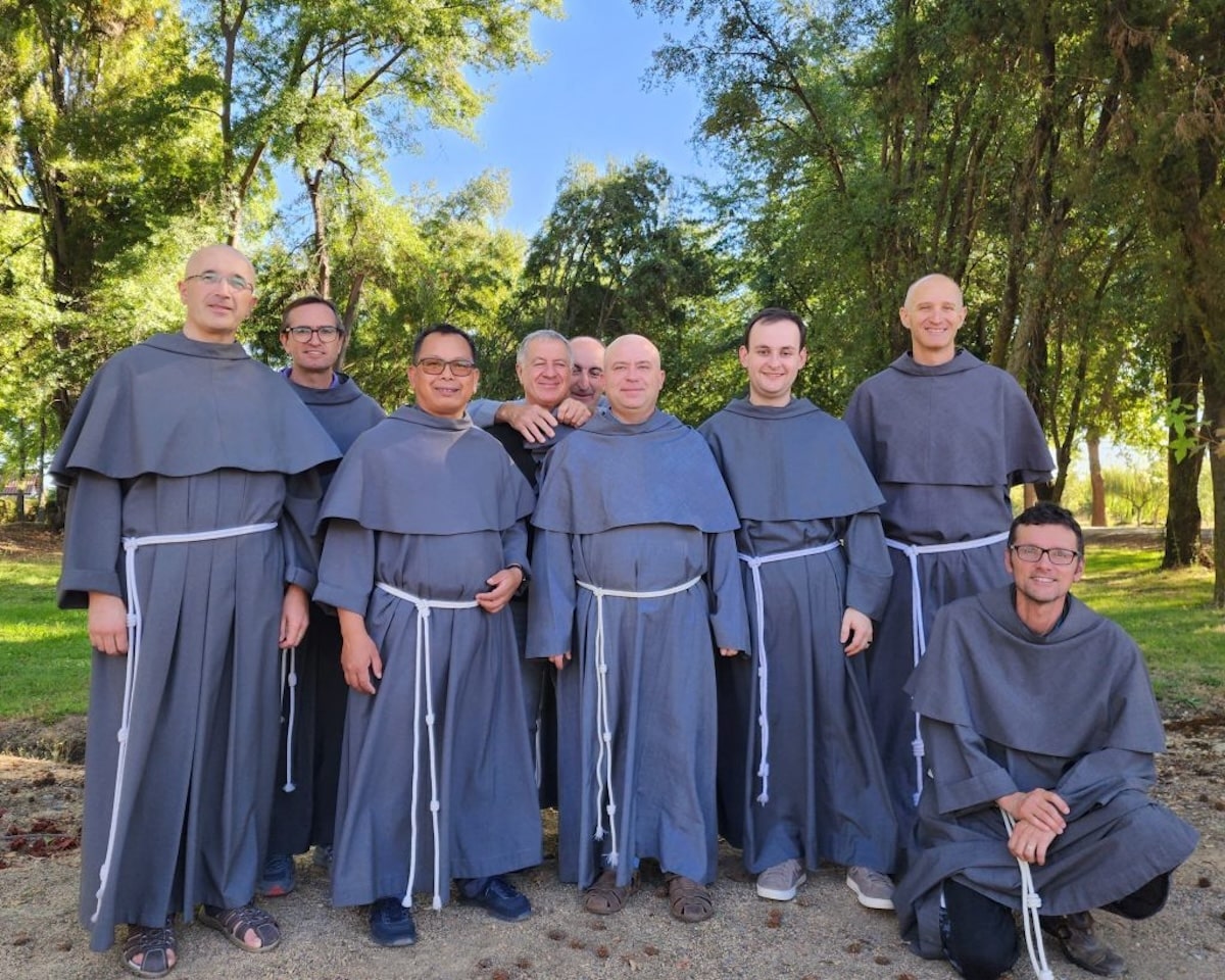 ¿Qué es un consagrado religioso y cuál es su diferencia con un sacerdote católico?