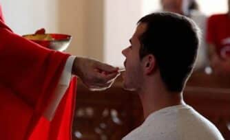 ¿Qué hago si no puedo comulgar? Consejos para participar plenamente en Misa