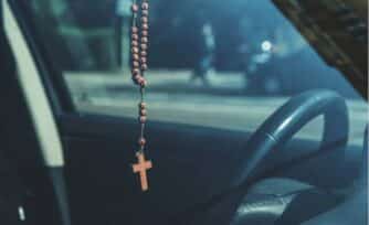 ¿Acto de fe o superstición? El verdadero significado de llevar un rosario en el carro