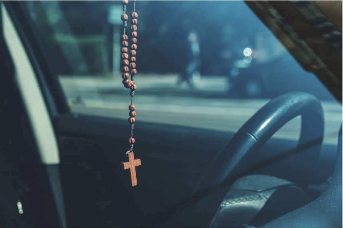 ¿Acto de fe o superstición? El verdadero significado de llevar un rosario en el carro